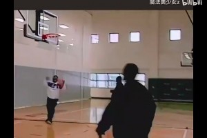 一眼AI~经典的超级大变向！珍藏视频：艾弗森线下跟朋友打球！