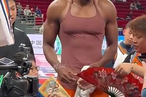 曾经NBA的盖帽王！36岁的大白边，这个身材太吓人了！