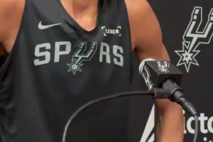 这压迫感！文班亚马坐着都比记者高？